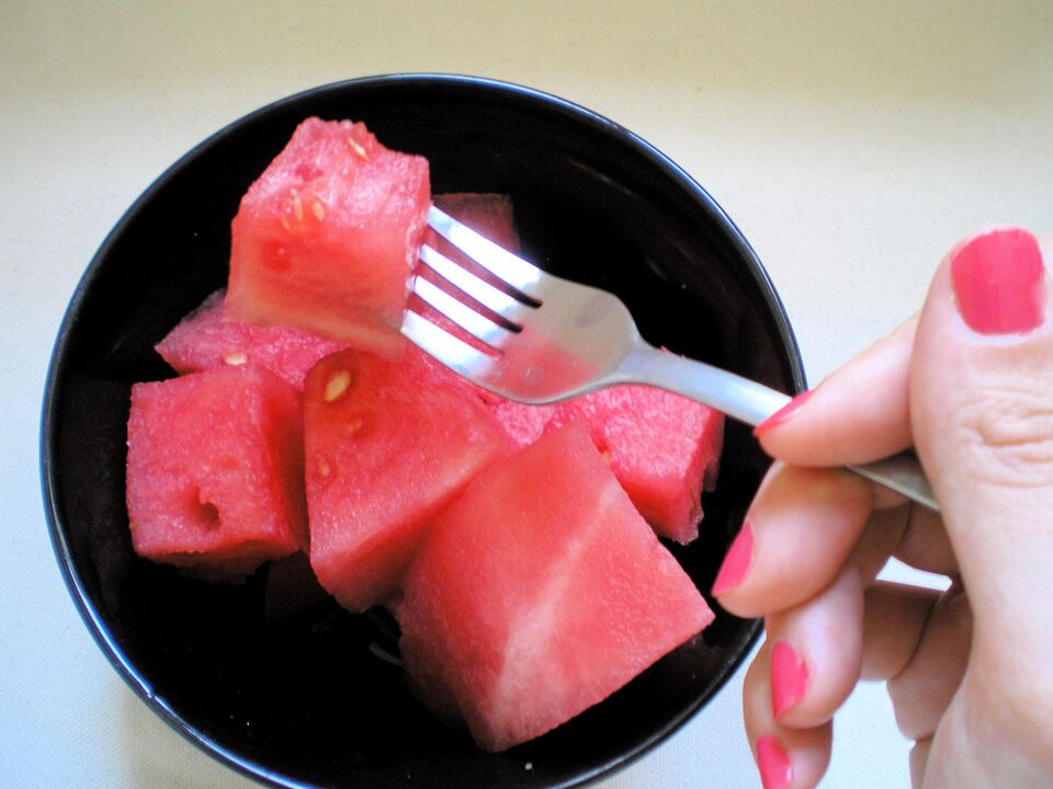 Ang prinsipyo sa operasyon sa pagkaon sa watermelon